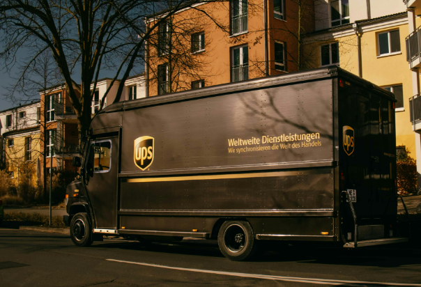 美國尾程物流哪家強？USPS、UPS、FedEx卡派價格深度對比